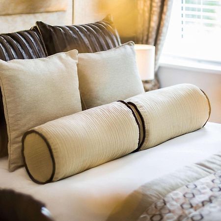 Worldhotels Distinctive Woughton House Hotel มิลตันคีนส์ ภายนอก รูปภาพ