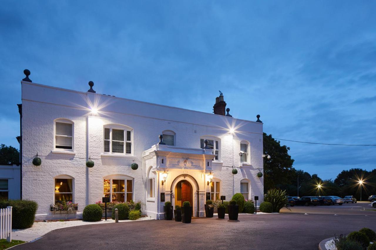 Worldhotels Distinctive Woughton House Hotel มิลตันคีนส์ ภายนอก รูปภาพ