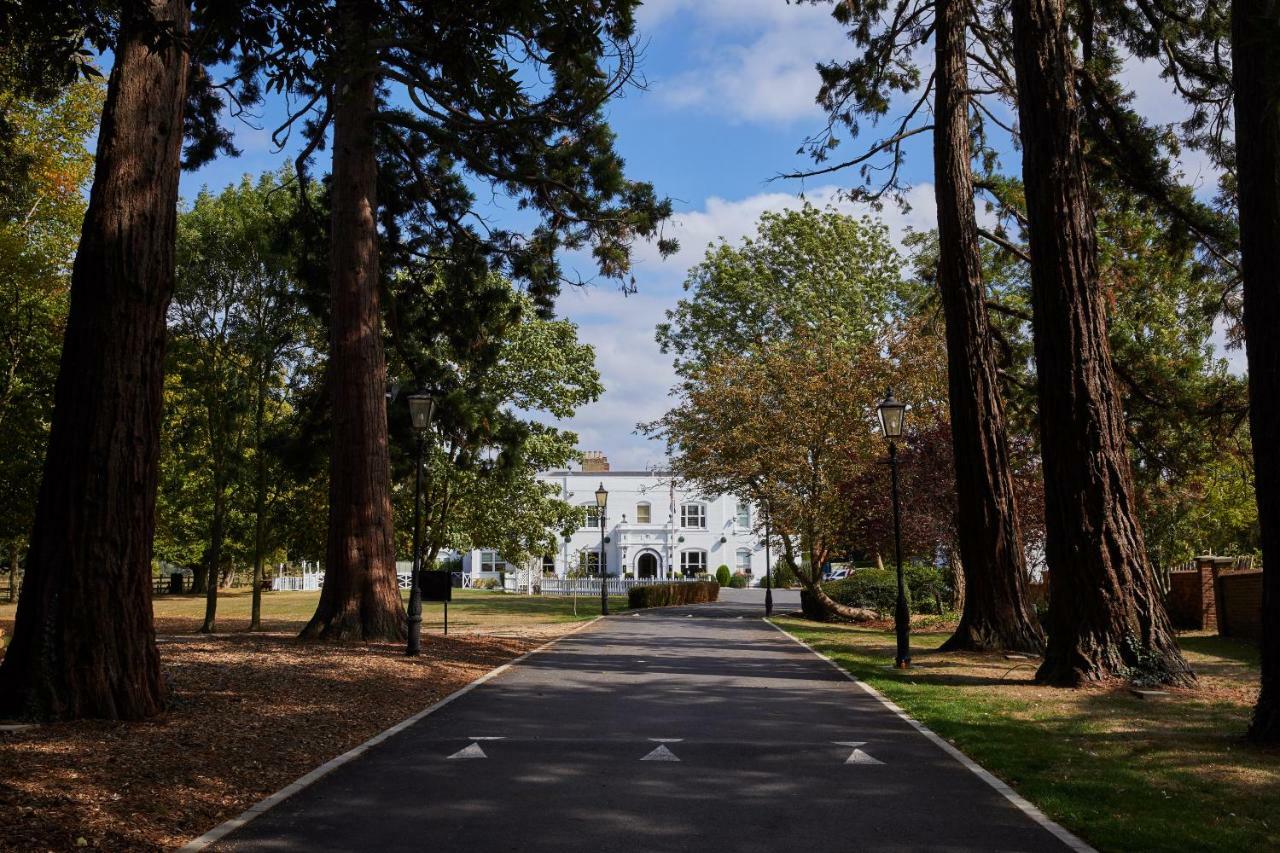 Worldhotels Distinctive Woughton House Hotel มิลตันคีนส์ ภายนอก รูปภาพ