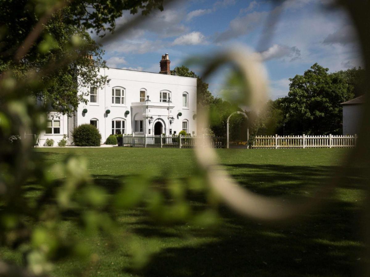 Worldhotels Distinctive Woughton House Hotel มิลตันคีนส์ ภายนอก รูปภาพ